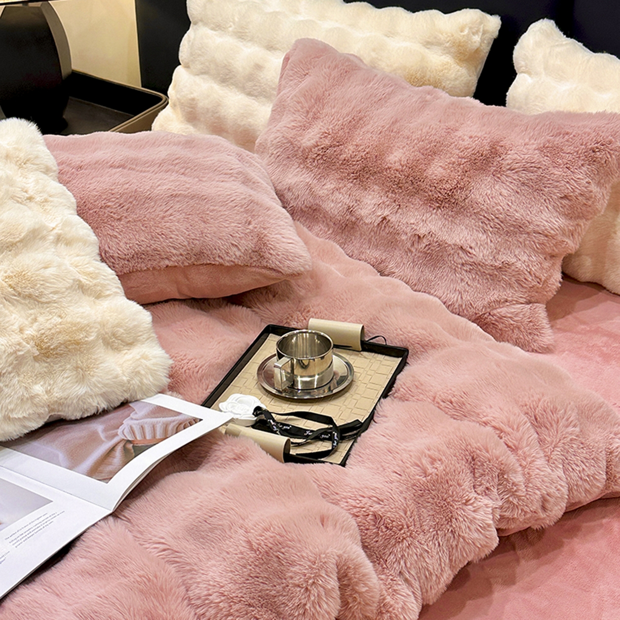 91家纺网 家纺一手货源 找家纺 宜代光年 2025新款托斯卡纳仿兔绒四件套-炫彩兔毛套件 托卡兔绒-粉色