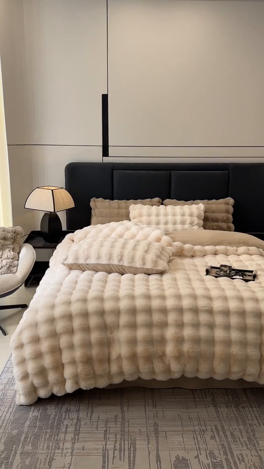 91家纺网 家纺一手货源 找家纺 宜代光年 2025新款托斯卡纳仿兔绒四件套-炫彩兔毛套件 托卡兔绒-白咖色