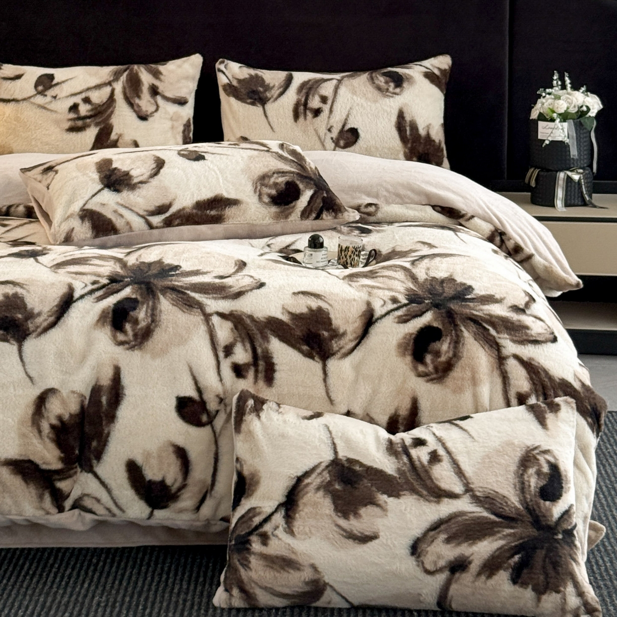 91家纺网 家纺一手货源 找家纺 （总）宜代光年 2025新款小米貂法式中古风印花四件套,墨染花簇,蝶语,粉雾渐染,灰韵层叠,墨韵花影,秋华,心上玫瑰,棕影绘花