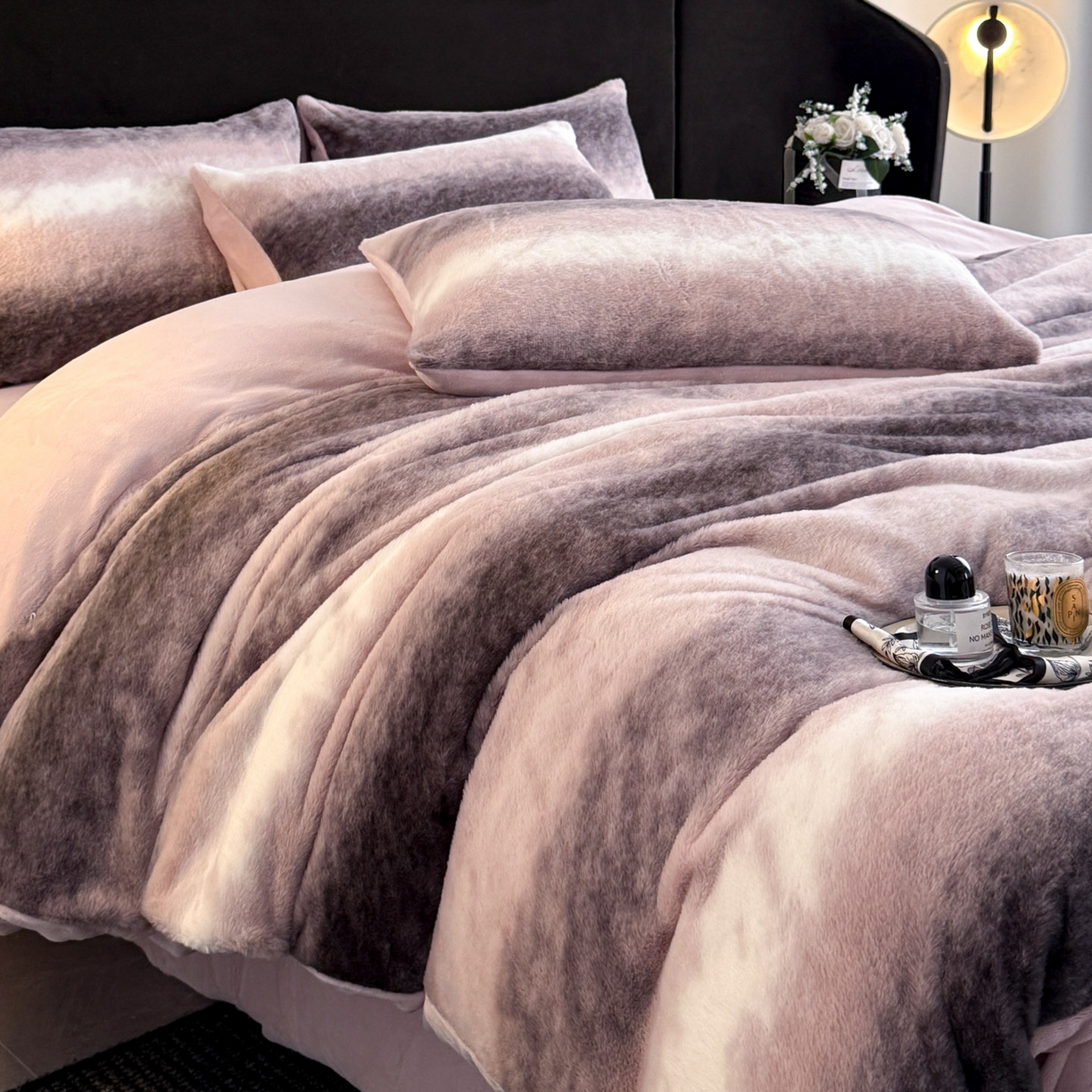 91家纺网 家纺一手货源 找家纺 宜代光年 2025新款小米貂法式中古风印花四件套 粉雾渐染