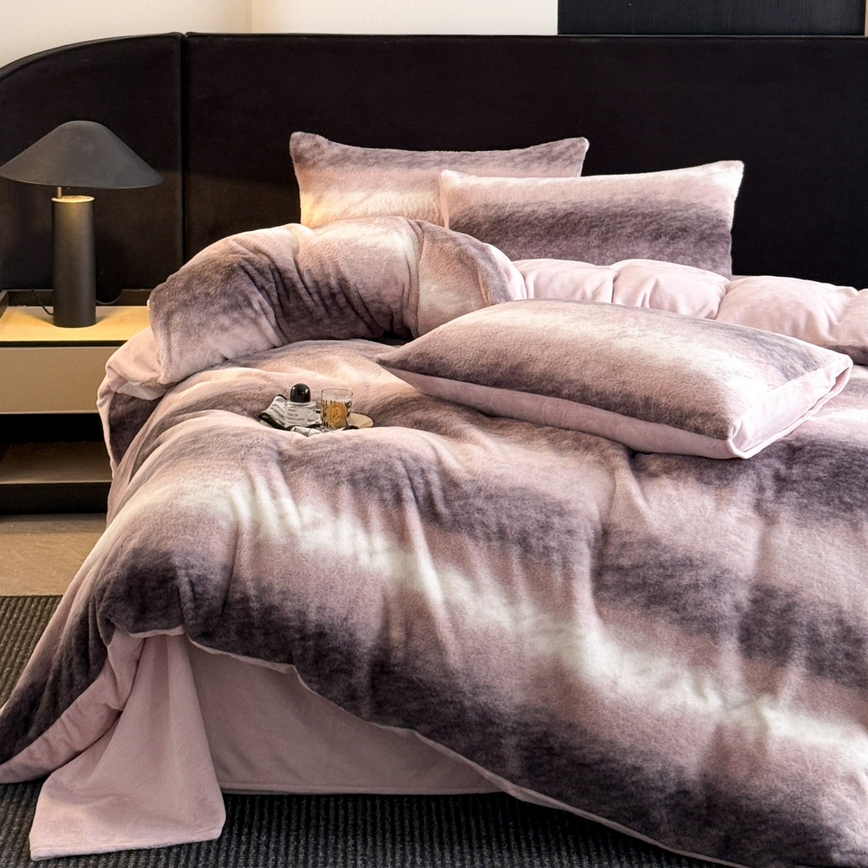 91家纺网 家纺一手货源 找家纺 宜代光年 2025新款小米貂法式中古风印花四件套 粉雾渐染