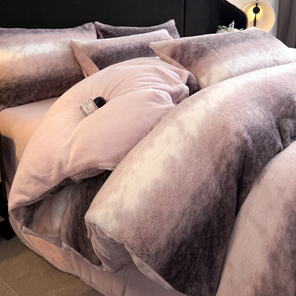 91家纺网 家纺一手货源 找家纺 宜代光年 2025新款小米貂法式中古风印花四件套 粉雾渐染