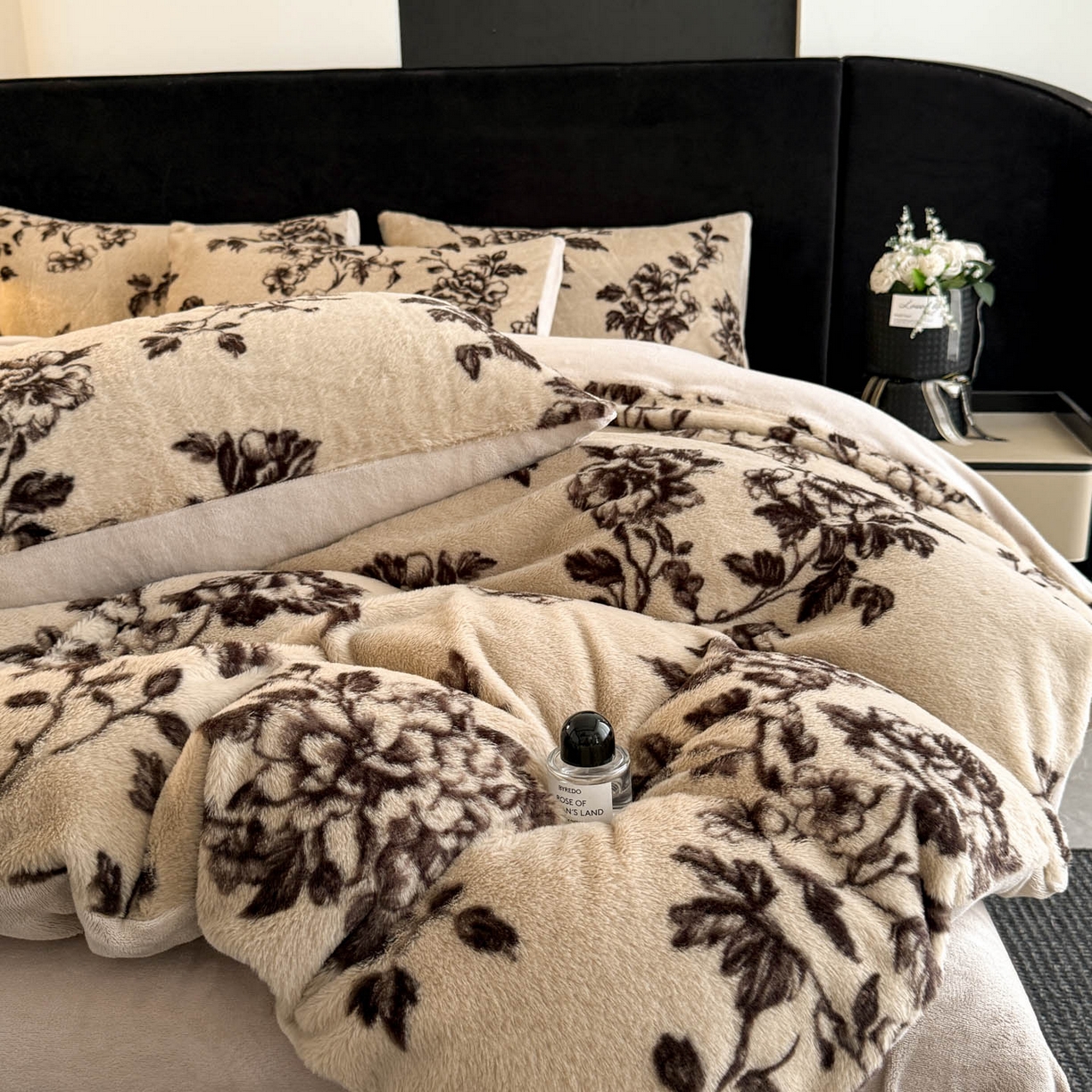 91家纺网 家纺一手货源 找家纺 宜代光年 2025新款小米貂法式中古风印花四件套 棕影绘花