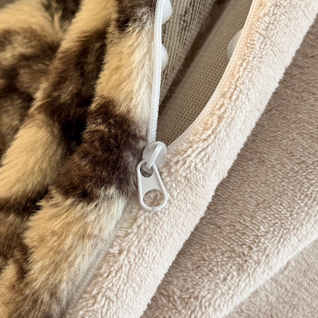 91家纺网 家纺一手货源 找家纺 宜代光年 2025新款小米貂法式中古风印花四件套 棕影绘花