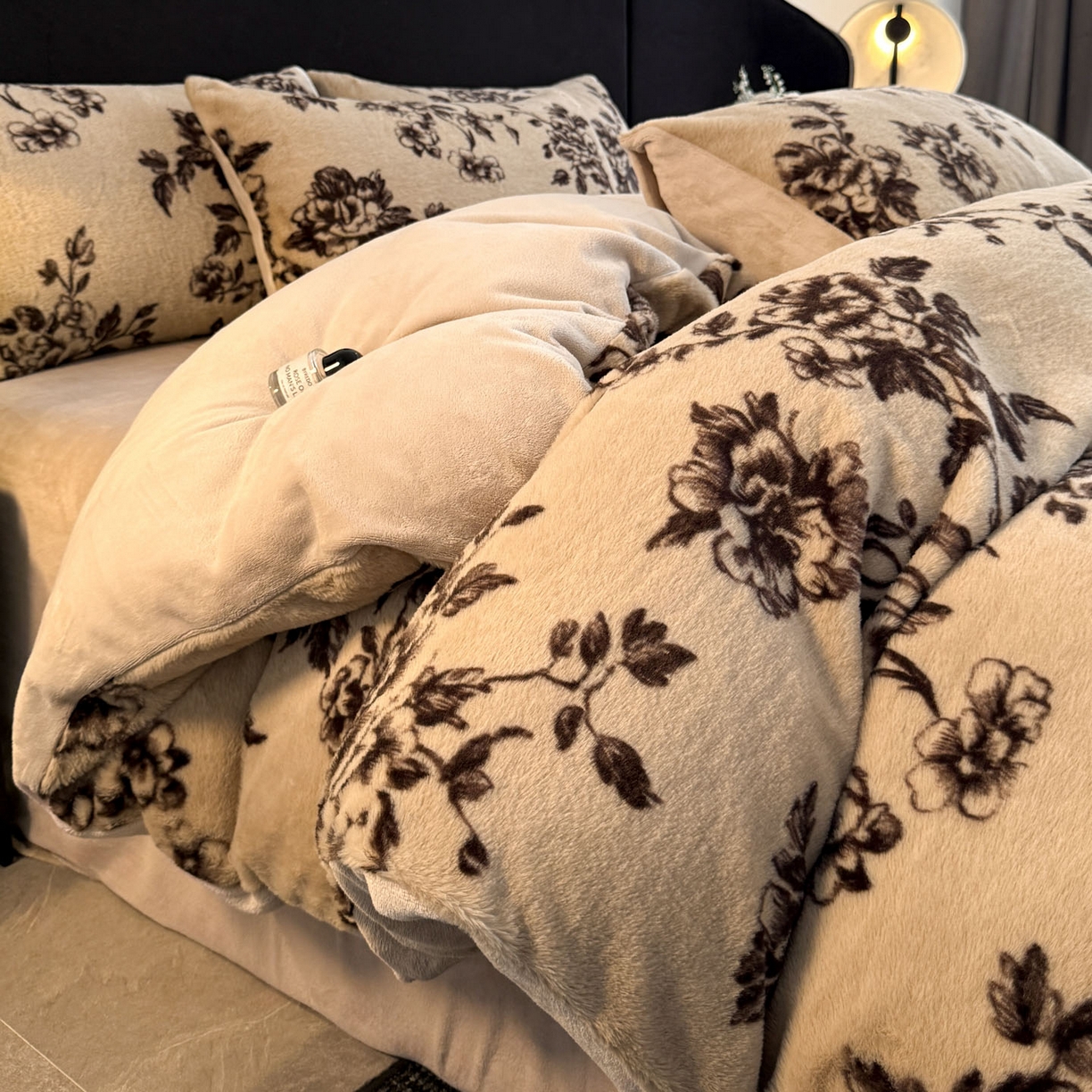 91家纺网 家纺一手货源 找家纺 宜代光年 2025新款小米貂法式中古风印花四件套 棕影绘花