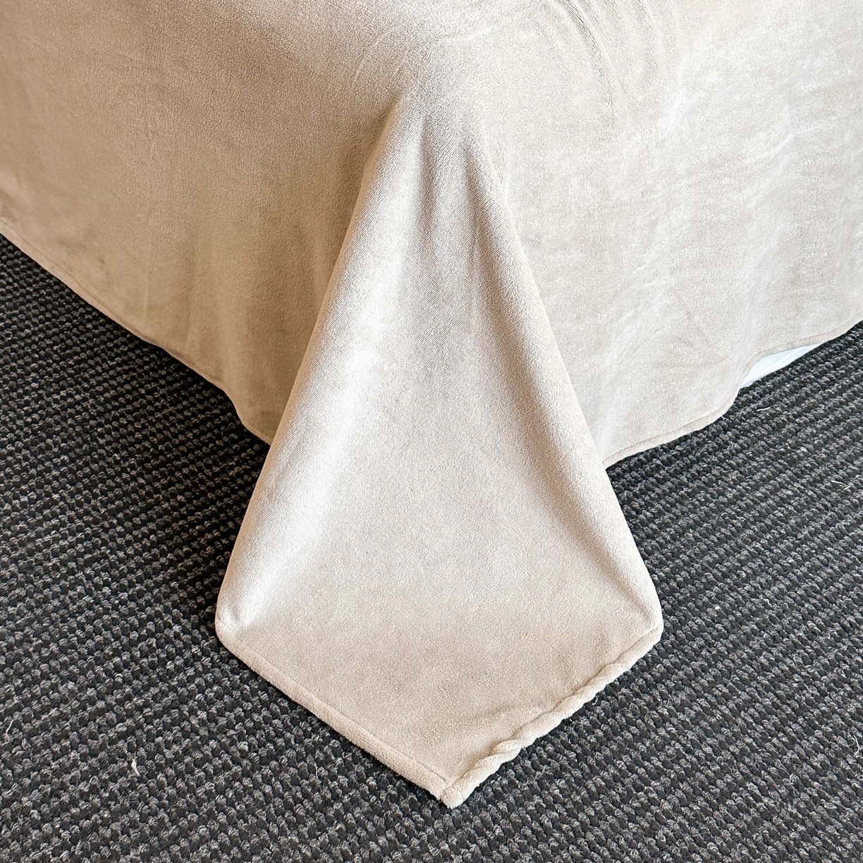 91家纺网 家纺一手货源 找家纺 宜代光年 2025新款小米貂法式中古风印花四件套 棕影绘花