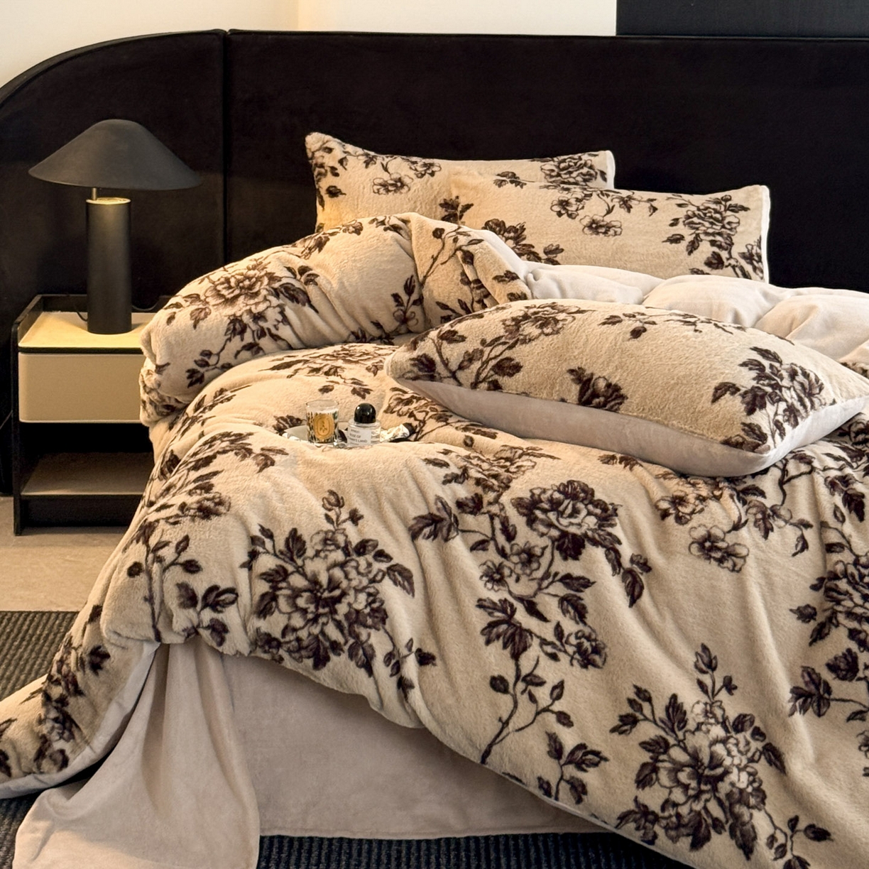 91家纺网 家纺一手货源 找家纺 宜代光年 2025新款小米貂法式中古风印花四件套 棕影绘花