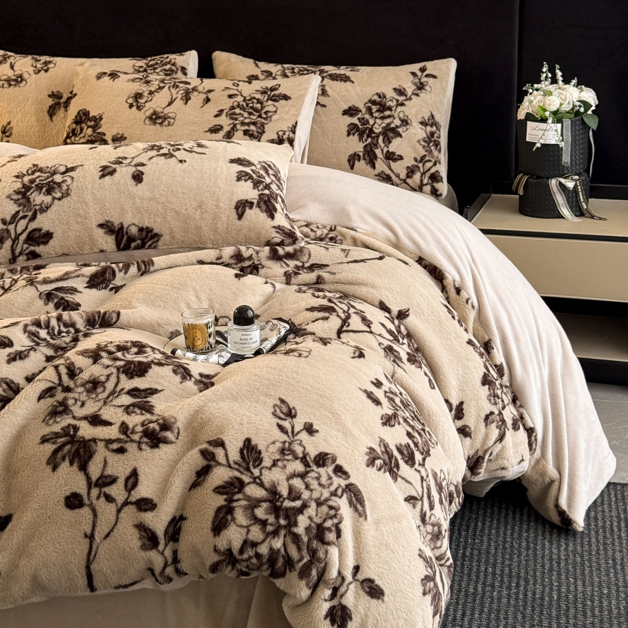 91家纺网 家纺一手货源 找家纺 宜代光年 2025新款小米貂法式中古风印花四件套 棕影绘花