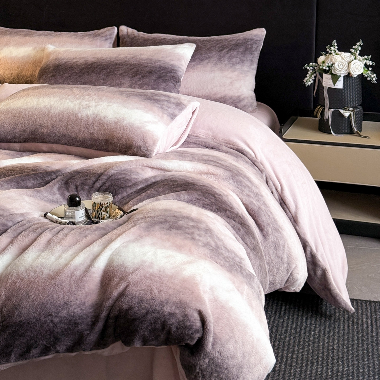 91家纺网 家纺一手货源 找家纺 宜代光年 2025新款小米貂法式中古风印花四件套 粉雾渐染