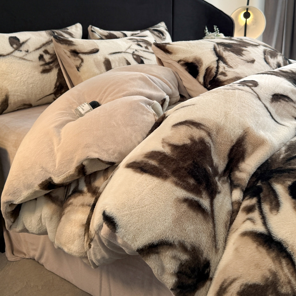 91家纺网 家纺一手货源 找家纺 宜代光年 2025新款小米貂法式中古风印花四件套 墨染花簇