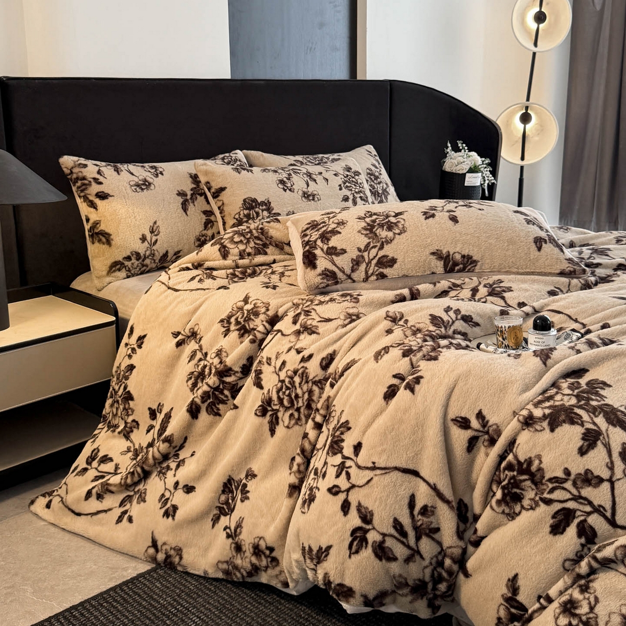 91家纺网 家纺一手货源 找家纺 宜代光年 2025新款小米貂法式中古风印花四件套 棕影绘花