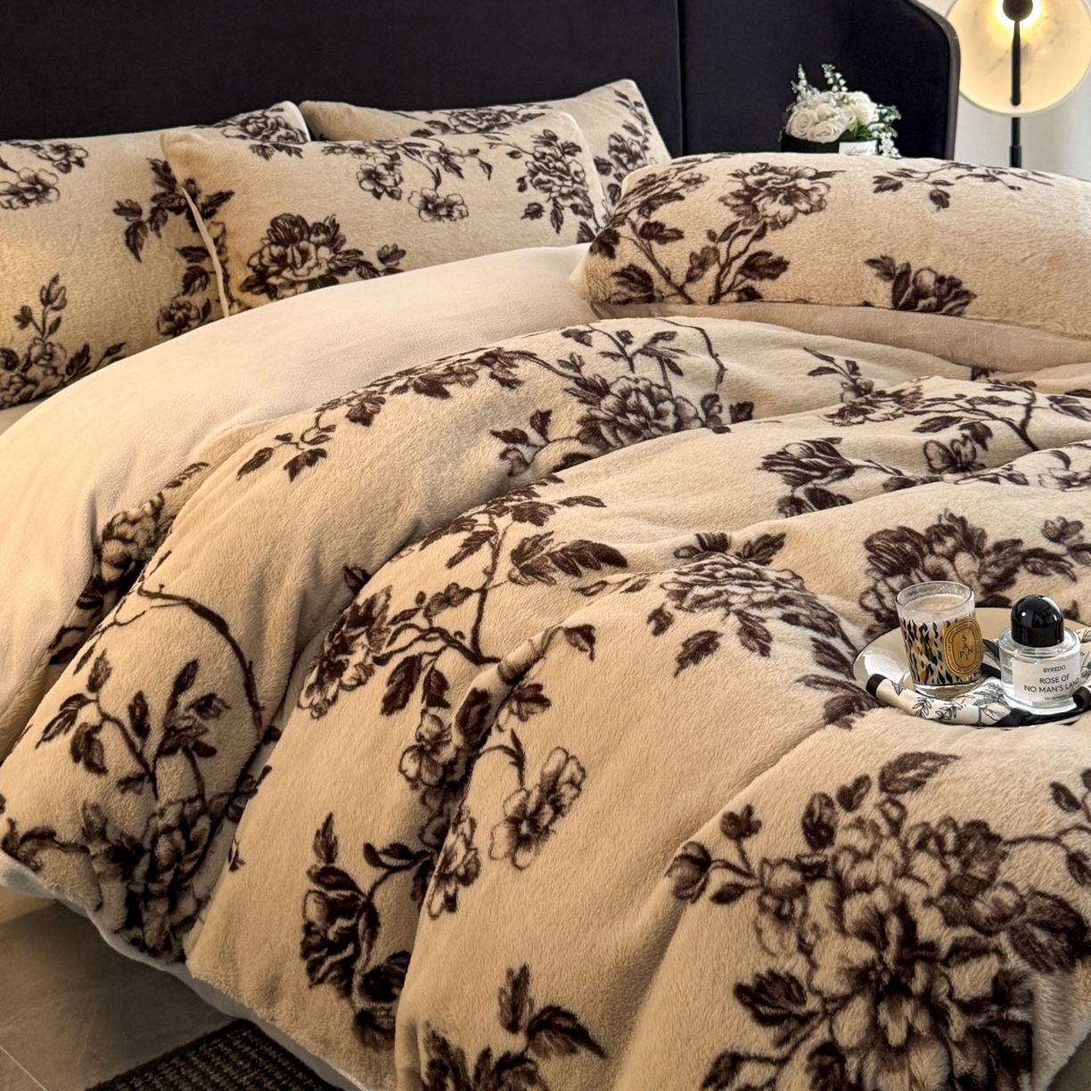 91家纺网 家纺一手货源 找家纺 宜代光年 2025新款小米貂法式中古风印花四件套 棕影绘花