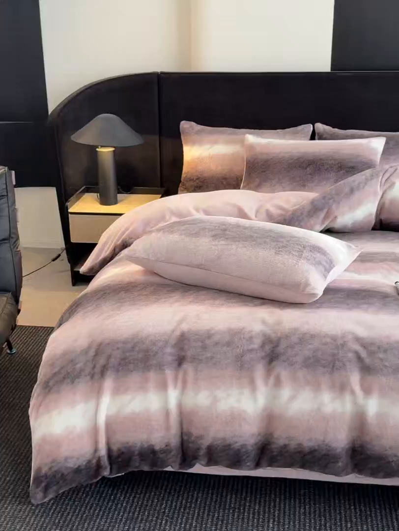 91家纺网 家纺一手货源 找家纺 宜代光年 2025新款小米貂法式中古风印花四件套 粉雾渐染