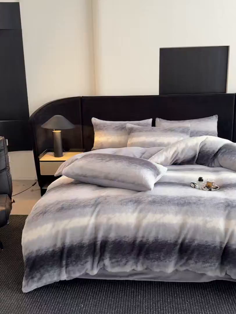 91家纺网 家纺一手货源 找家纺 宜代光年 2025新款小米貂法式中古风印花四件套 灰韵层叠