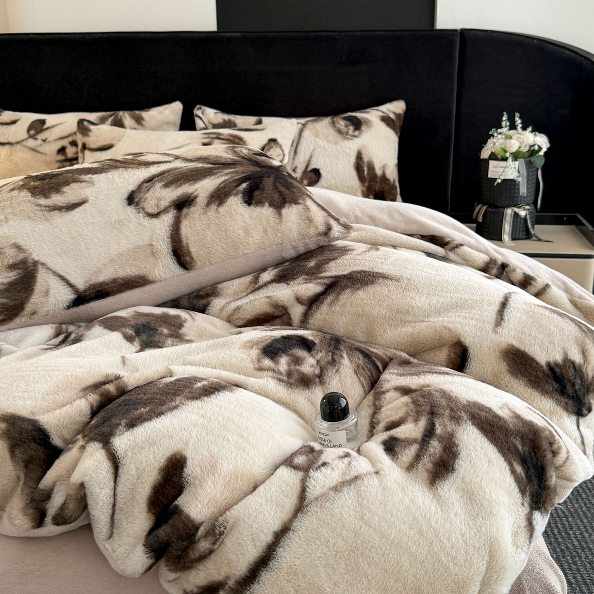 91家纺网 家纺一手货源 找家纺 宜代光年 2025新款小米貂法式中古风印花四件套 墨染花簇