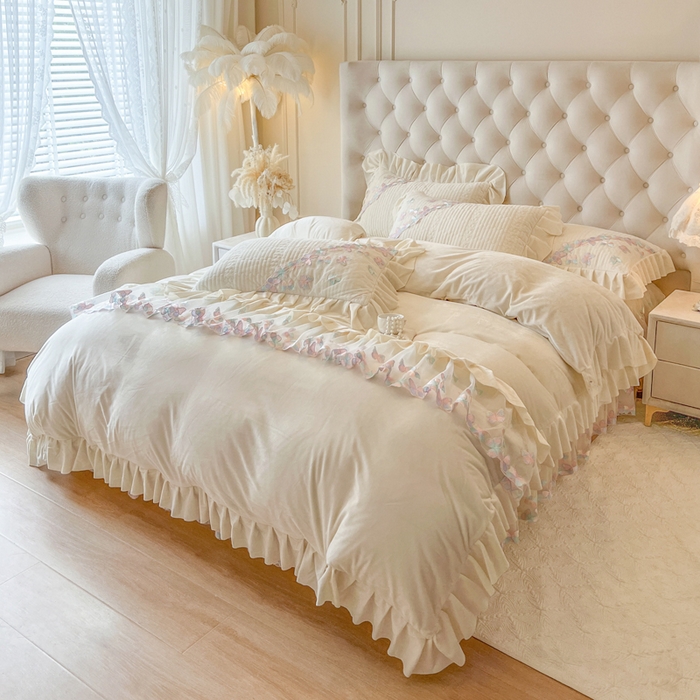 91家纺网 家纺一手货源 找家纺 瑞宝 2025新款宝宝绒重工刺绣花边床裙四件套-梦蝶 梦蝶-奶油米（控价 318起）