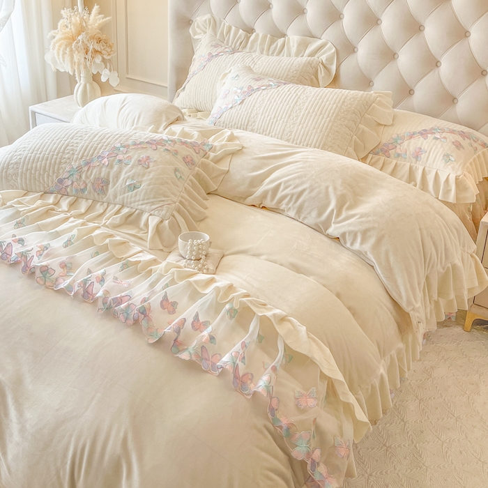 91家纺网 家纺一手货源 找家纺 瑞宝 2025新款宝宝绒重工刺绣花边床裙四件套-梦蝶 梦蝶-奶油米（控价 318起）