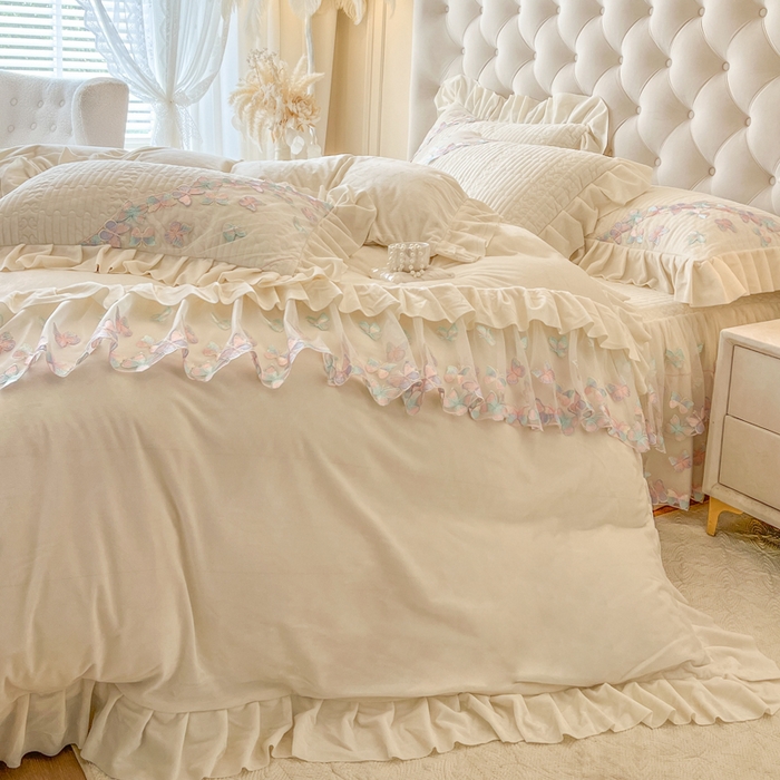 91家纺网 家纺一手货源 找家纺 瑞宝 2025新款宝宝绒重工刺绣花边床裙四件套-梦蝶 梦蝶-奶油米（控价 318起）