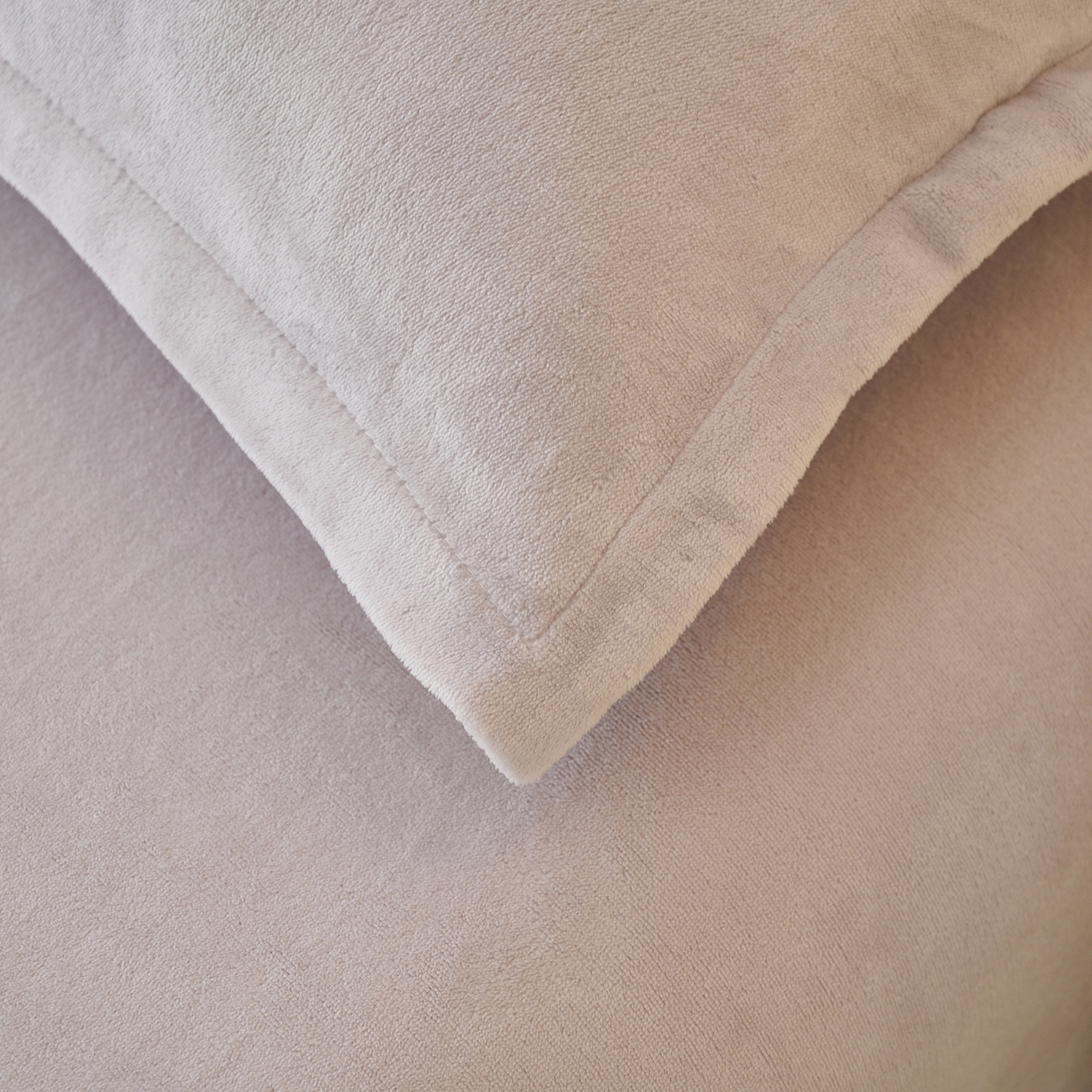 91家纺网 家纺一手货源 找家纺 简爱家纺 2025新款高克重牛奶绒床单系列 灰色