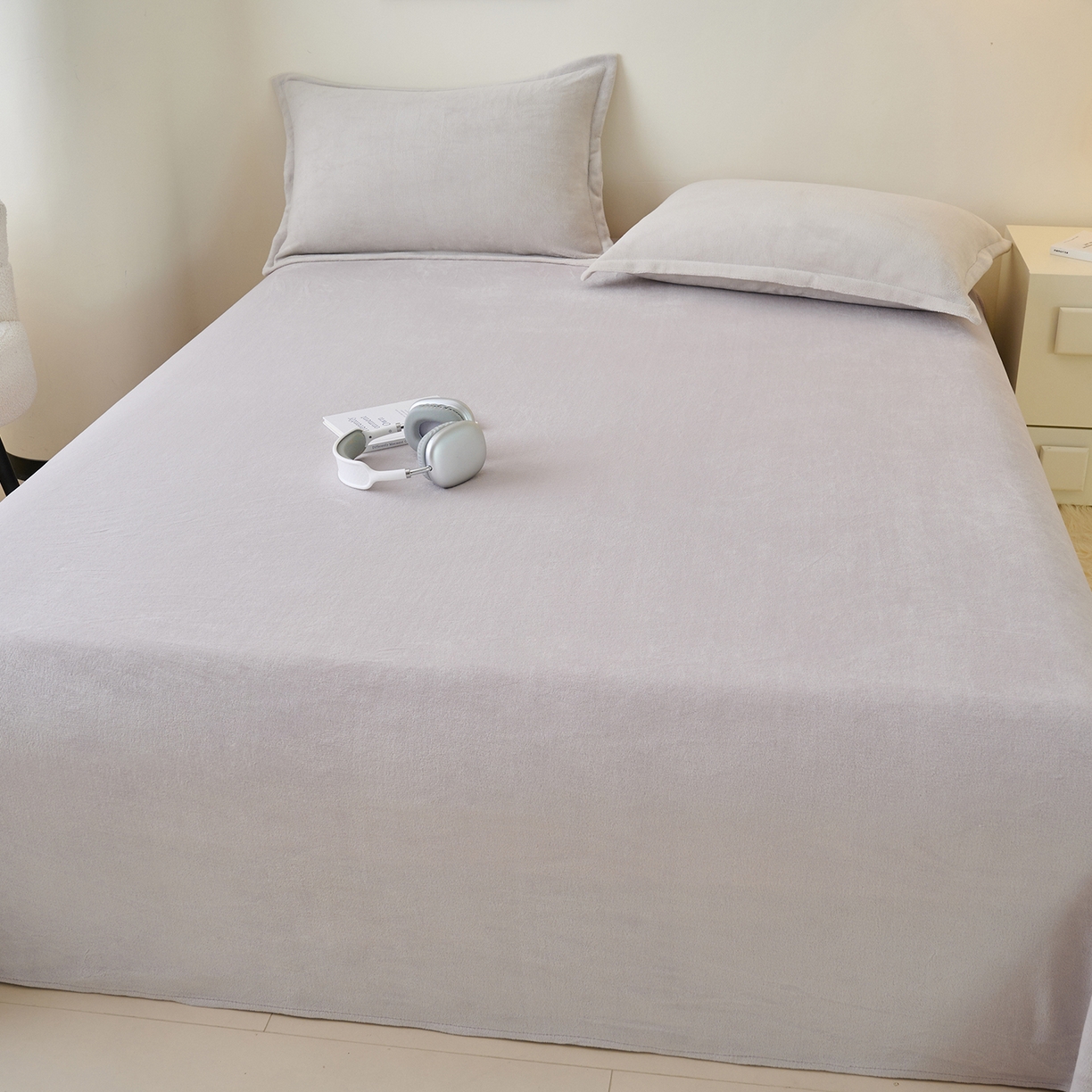 91家纺网 家纺一手货源 找家纺 简爱家纺 2025新款高克重牛奶绒床单系列 灰色