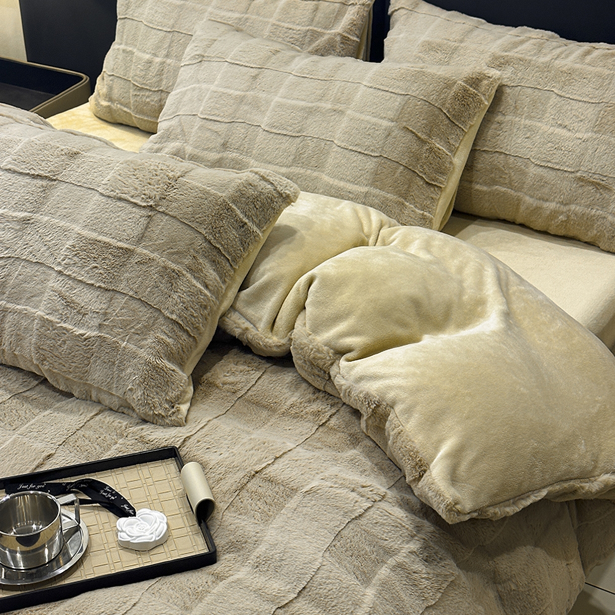 91家纺网 家纺一手货源 找家纺 （总）宜代光年 2025新款托斯卡纳仿兔绒四件套-方格套件