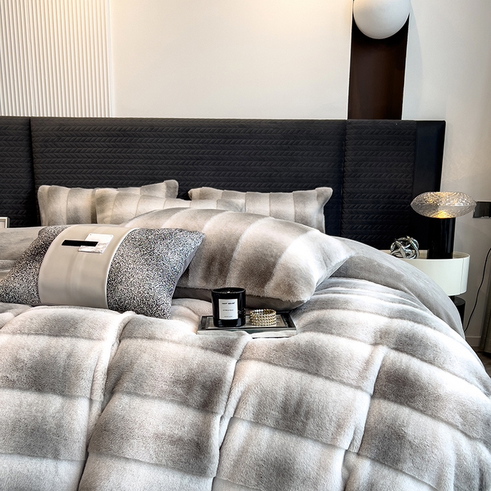 91家纺网 家纺一手货源 找家纺 宜代光年 2025新款托斯卡纳仿兔绒四件套-方格套件 尼彩-灰