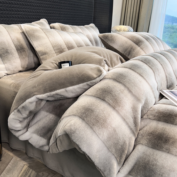 91家纺网 家纺一手货源 找家纺 宜代光年 2025新款托斯卡纳仿兔绒四件套-方格套件 尼彩-灰