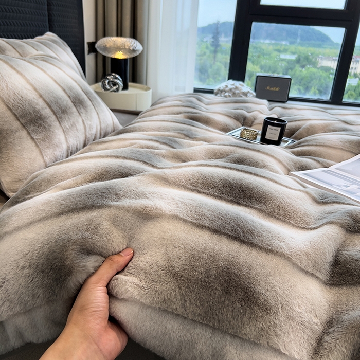 91家纺网 家纺一手货源 找家纺 宜代光年 2025新款托斯卡纳仿兔绒四件套-方格套件 尼彩-灰