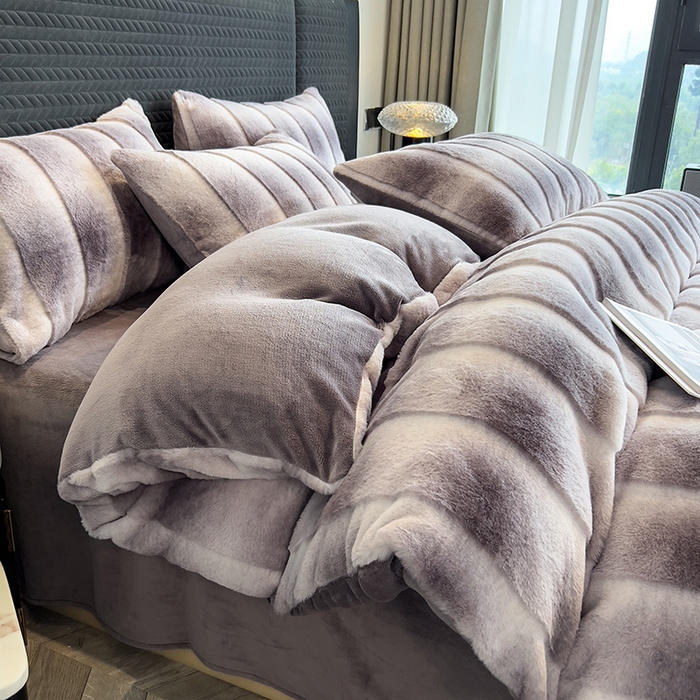 91家纺网 家纺一手货源 找家纺 宜代光年 2025新款托斯卡纳仿兔绒四件套-方格套件 尼彩-墨蓝灰