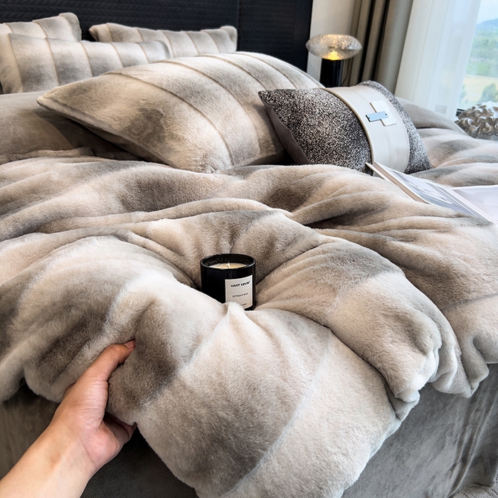 91家纺网 家纺一手货源 找家纺 宜代光年 2025新款托斯卡纳仿兔绒四件套-方格套件 尼彩-灰