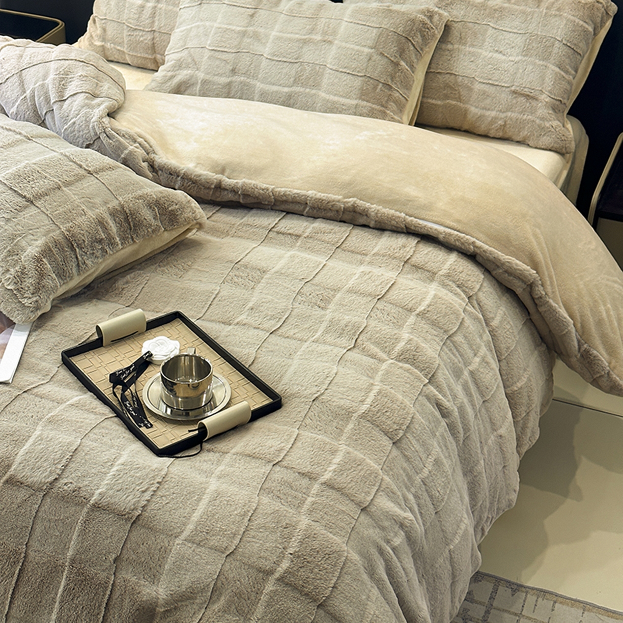 91家纺网 家纺一手货源 找家纺 宜代光年 2025新款托斯卡纳仿兔绒四件套-方格套件 托斯卡纳-方格咖