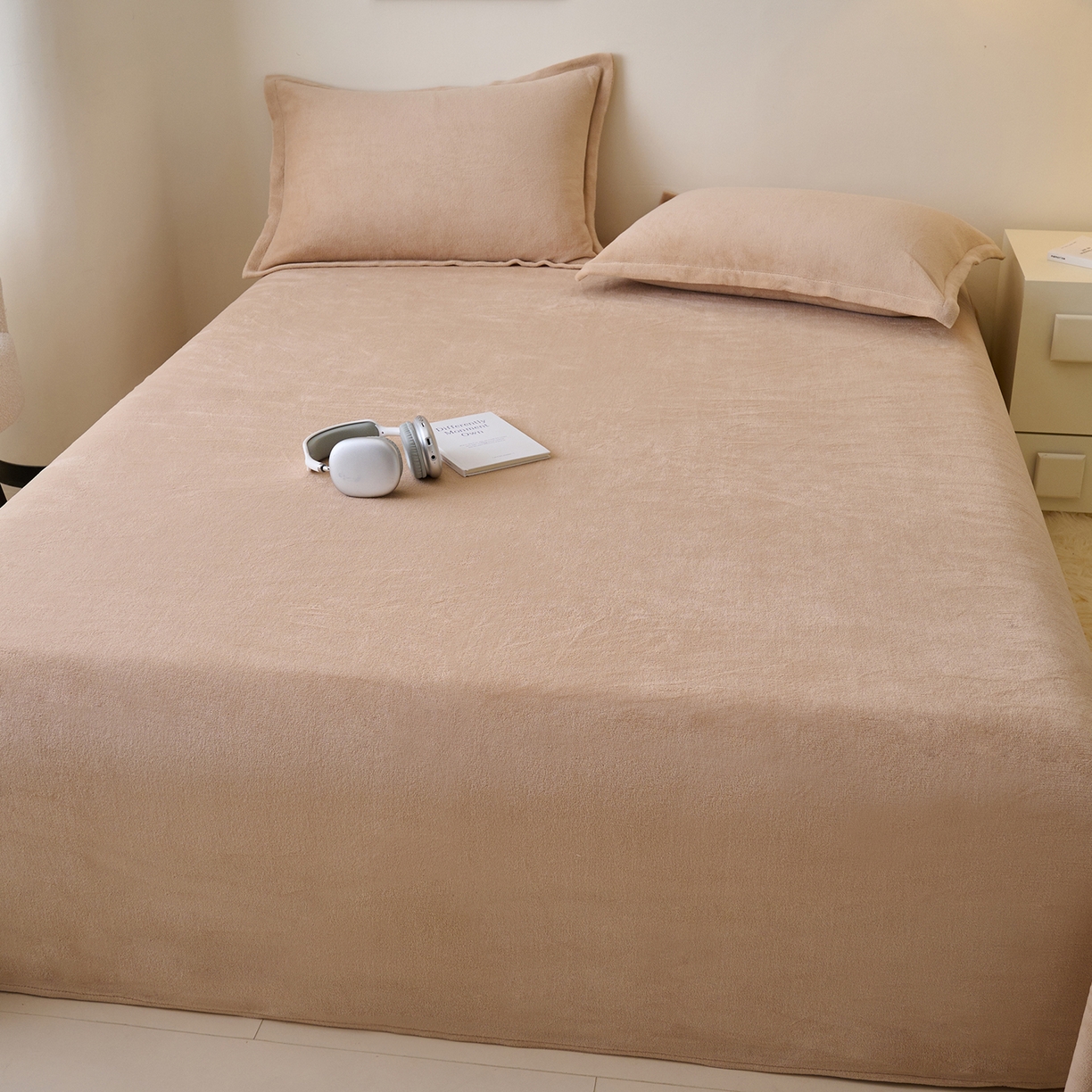 91家纺网 家纺一手货源 找家纺 简爱家纺 2025新款高克重牛奶绒床单系列 卡其