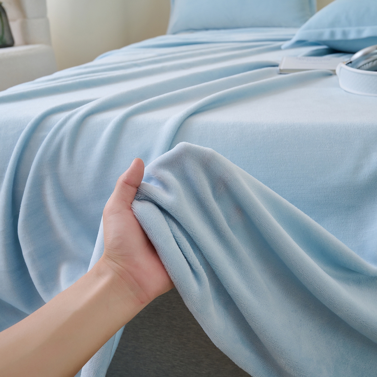 91家纺网 家纺一手货源 找家纺 简爱家纺 2025新款高克重牛奶绒床单系列 天蓝