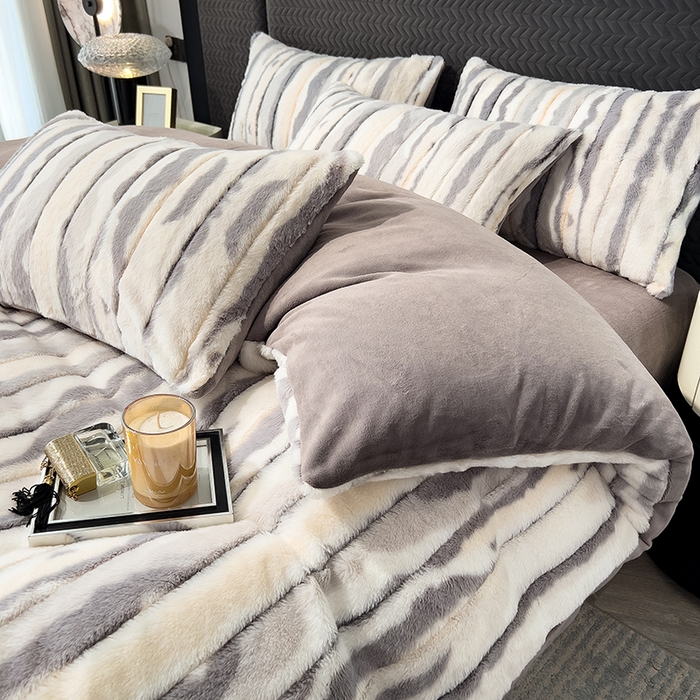 91家纺网 家纺一手货源 找家纺 宜代光年 2025新款托卡仿长兔毛绒四件套--寻彩 寻彩-灰