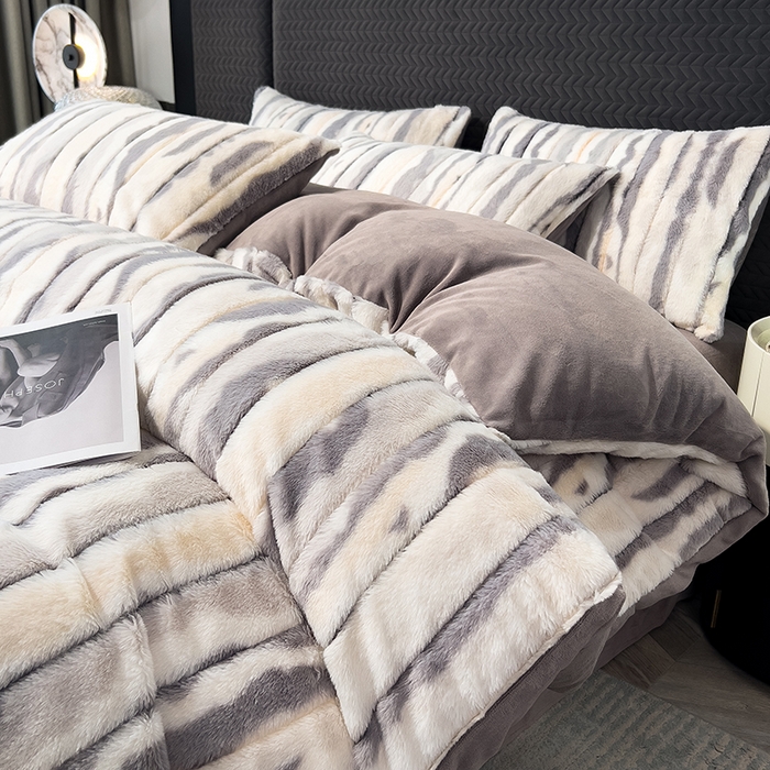 91家纺网 家纺一手货源 找家纺 宜代光年 2025新款托卡仿长兔毛绒四件套--寻彩 寻彩-灰