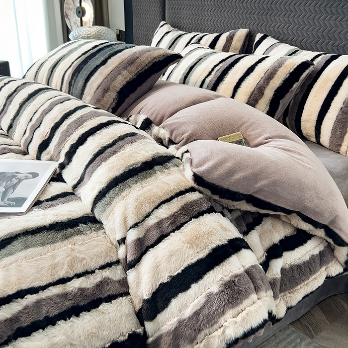 91家纺网 家纺一手货源 找家纺 宜代光年 2025新款托卡仿长兔毛绒四件套--寻彩 寻彩-黑白