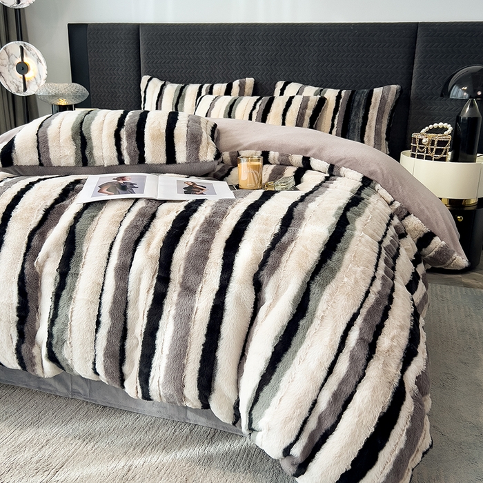 91家纺网 家纺一手货源 找家纺 宜代光年 2025新款托卡仿长兔毛绒四件套--寻彩 寻彩-黑白