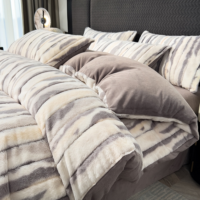 91家纺网 家纺一手货源 找家纺 宜代光年 2025新款托卡仿长兔毛绒四件套--寻彩 寻彩-灰