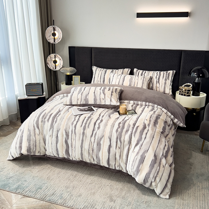 91家纺网 家纺一手货源 找家纺 宜代光年 2025新款托卡仿长兔毛绒四件套--寻彩 寻彩-灰