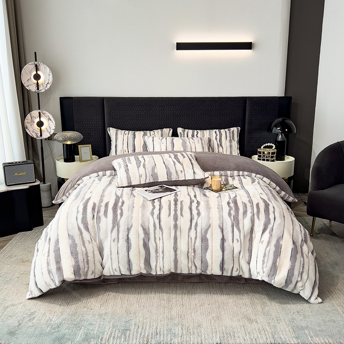 91家纺网 家纺一手货源 找家纺 宜代光年 2025新款托卡仿长兔毛绒四件套--寻彩 寻彩-灰