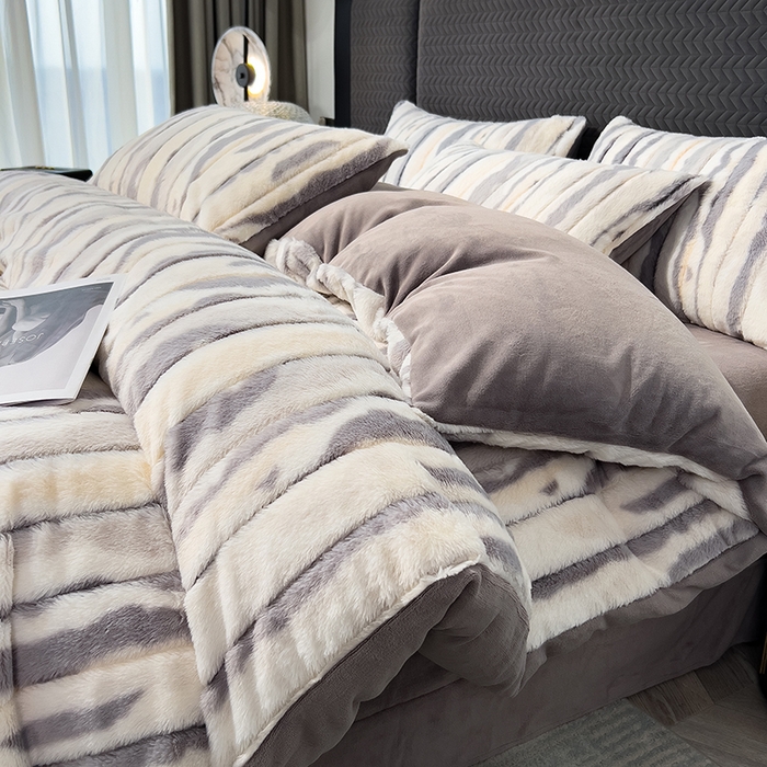 91家纺网 家纺一手货源 找家纺 宜代光年 2025新款托卡仿长兔毛绒四件套--寻彩 寻彩-灰