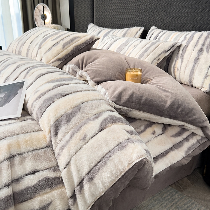 91家纺网 家纺一手货源 找家纺 宜代光年 2025新款托卡仿长兔毛绒四件套--寻彩 寻彩-灰