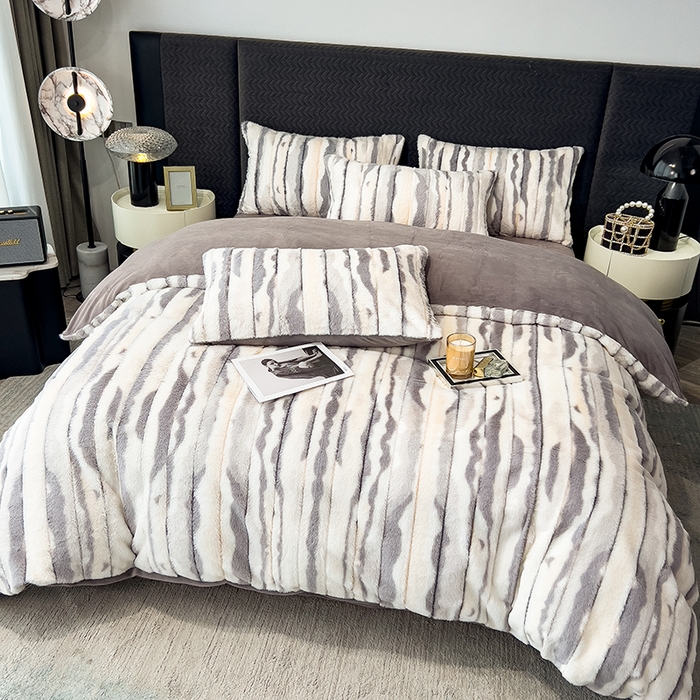 91家纺网 家纺一手货源 找家纺 宜代光年 2025新款托卡仿长兔毛绒四件套--寻彩 寻彩-灰