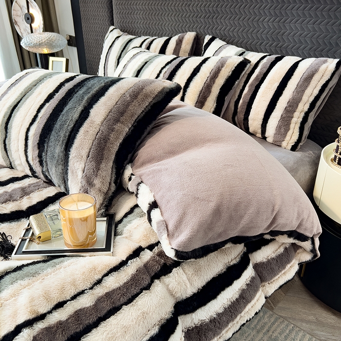 91家纺网 家纺一手货源 找家纺 宜代光年 2025新款托卡仿长兔毛绒四件套--寻彩 寻彩-黑白