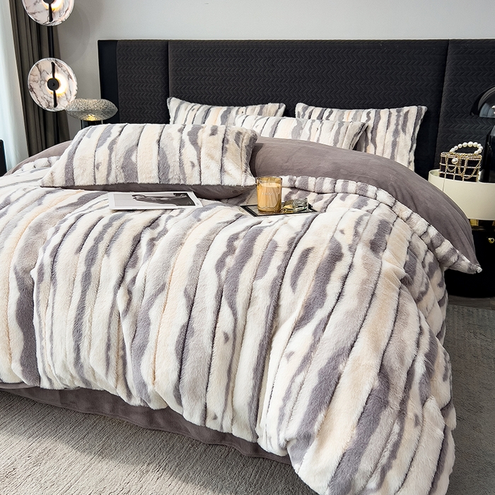 91家纺网 家纺一手货源 找家纺 宜代光年 2025新款托卡仿长兔毛绒四件套--寻彩 寻彩-灰