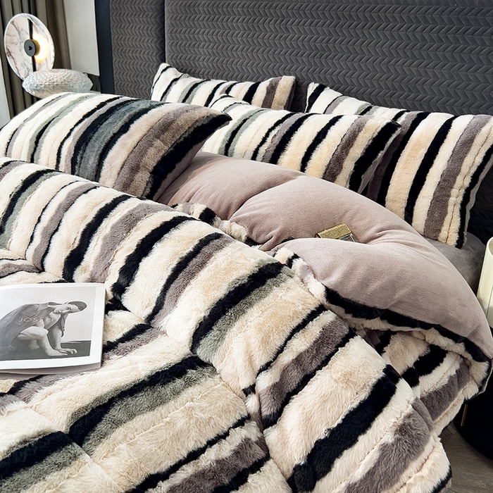 91家纺网 家纺一手货源 找家纺 宜代光年 2025新款托卡仿长兔毛绒四件套--寻彩 寻彩-黑白