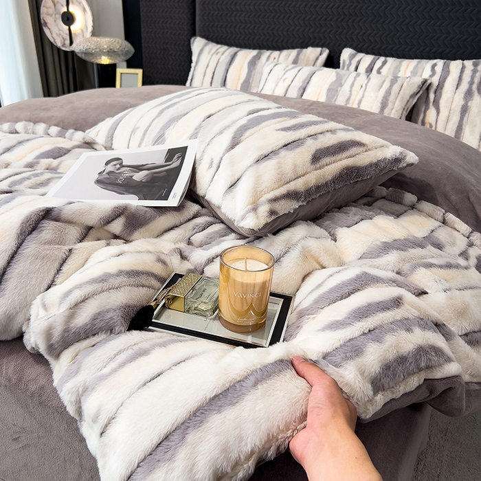 91家纺网 家纺一手货源 找家纺 宜代光年 2025新款托卡仿长兔毛绒四件套--寻彩 寻彩-灰