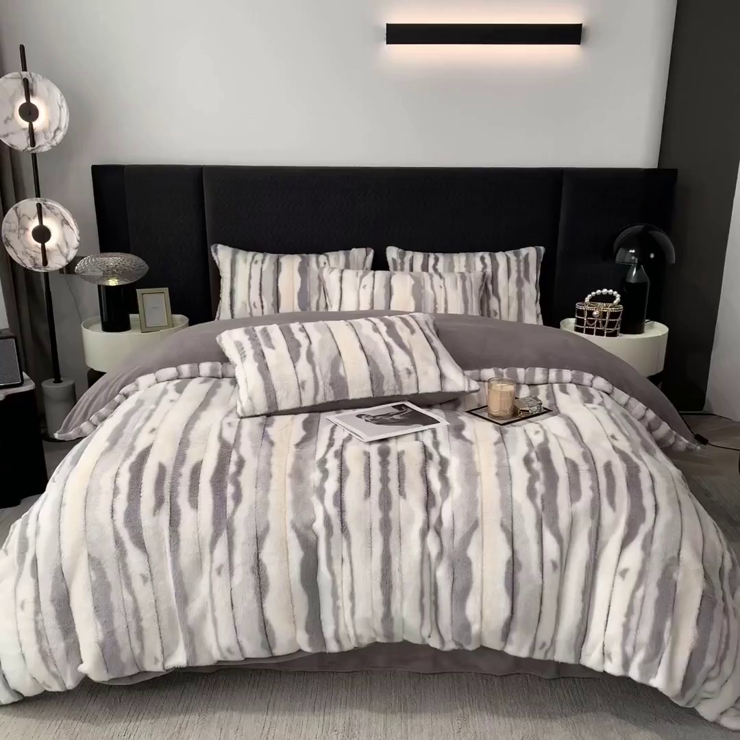 91家纺网 家纺一手货源 找家纺 宜代光年 2025新款托卡仿长兔毛绒四件套--寻彩 寻彩-灰