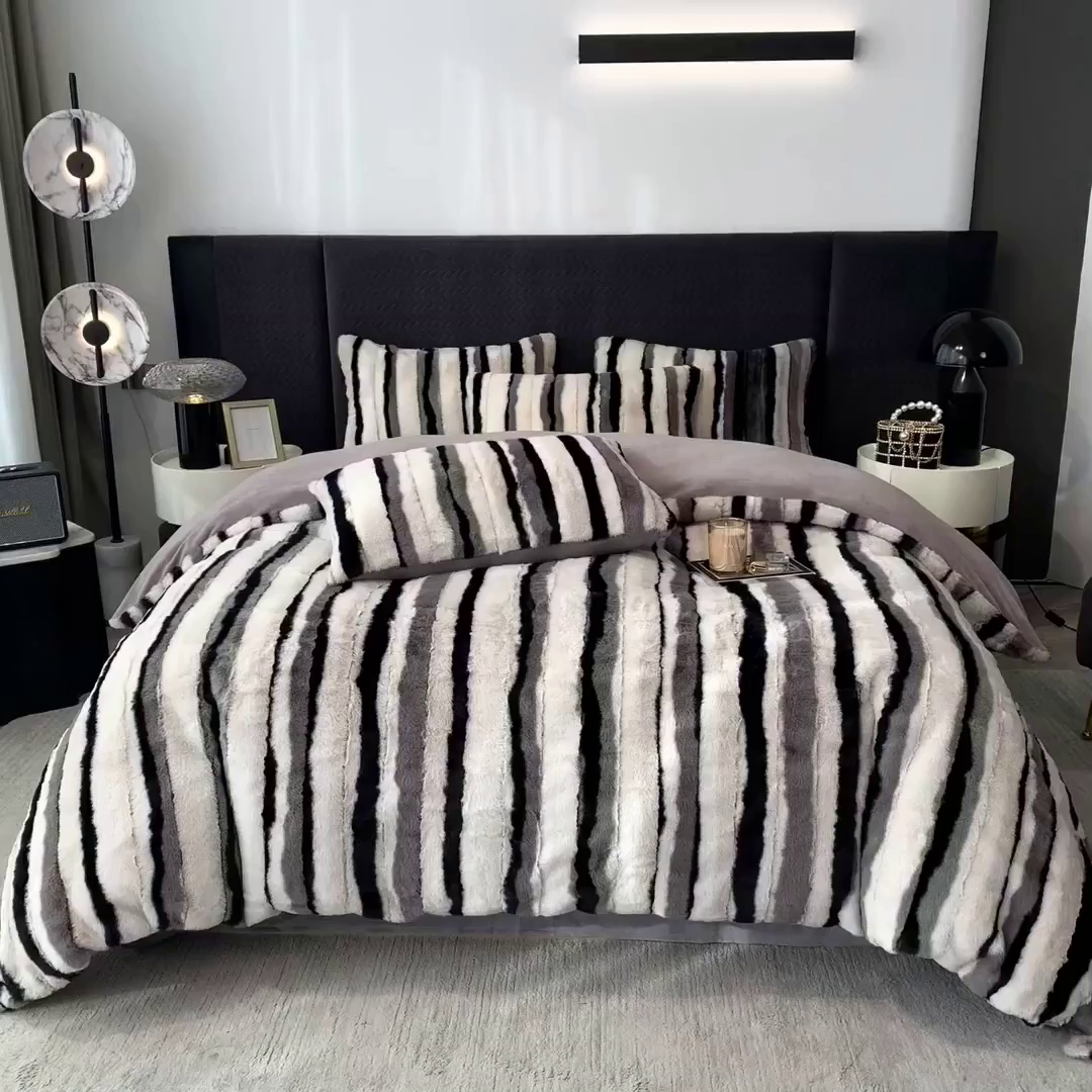 91家纺网 家纺一手货源 找家纺 宜代光年 2025新款托卡仿长兔毛绒四件套--寻彩 寻彩-黑白