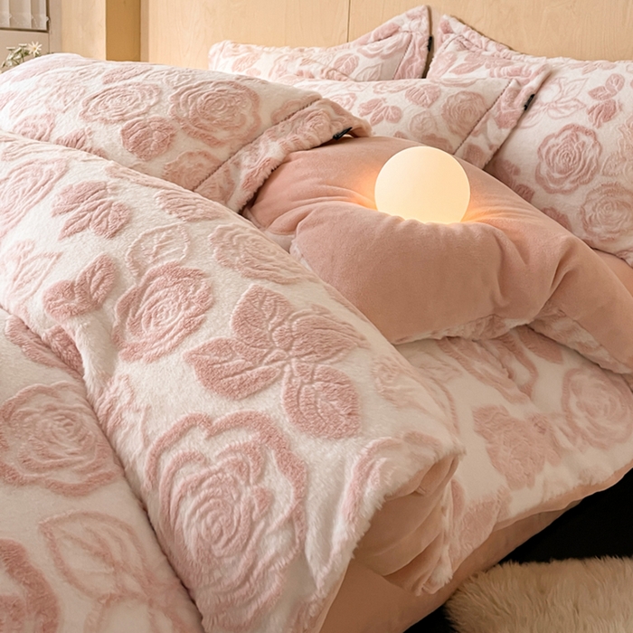 91家纺网 家纺一手货源 找家纺 宜代光年 2025新款兔绒色烂雕花保暖四件套 花恋-粉